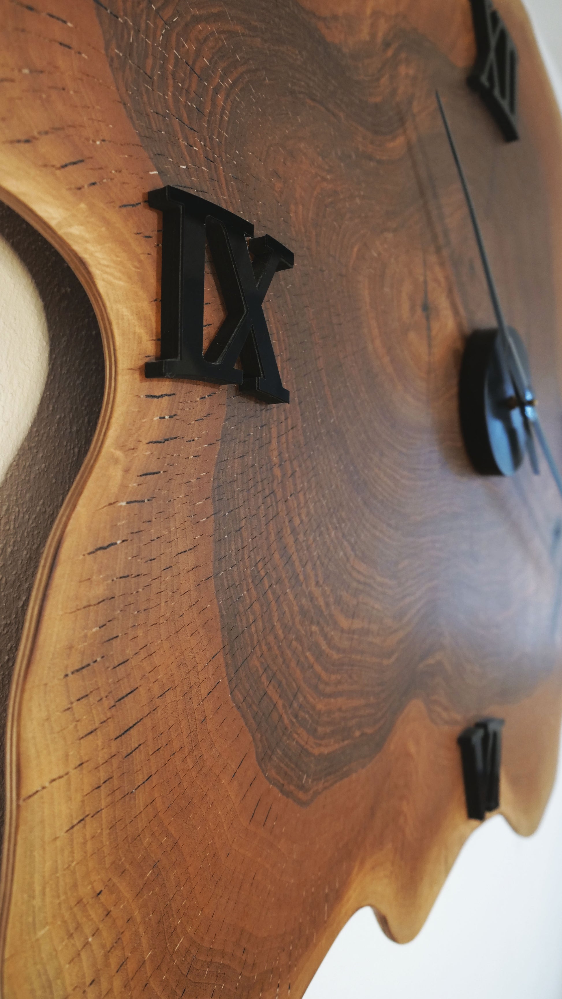 Arboré Wanduhr perspektivisch – Designprodukt aus Massivholz mit einzigartiger Maserung und organischer Form by Steigerwood