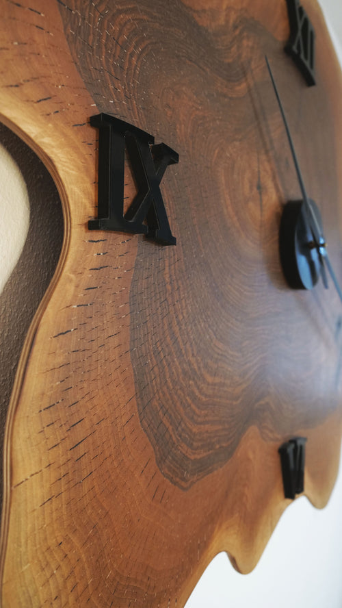 Arboré Wanduhr perspektivisch – Designprodukt aus Massivholz mit einzigartiger Maserung und organischer Form by Steigerwood