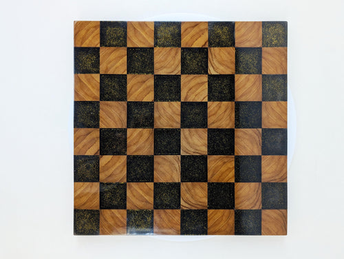 Vogelperspektive auf das Golden Gambit Schachbrett – quadratische Spielfläche aus Edelholz und Epoxidharz mit goldenen Akzenten. Hochwertige Handwerkskunst im FIDE-Format.