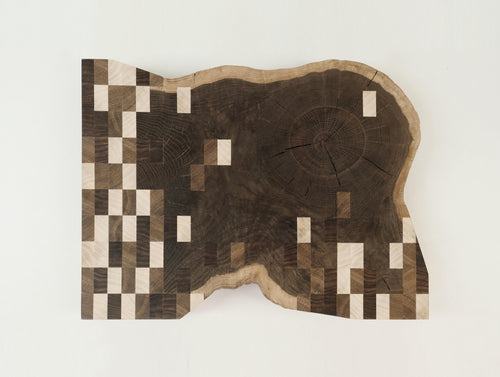 Luxus-Schneidebrett aus Eiche mit geometrischem Inlay aus Esche und Nussbaum – Vogelperspektive zeigt die handwerkskunst und das einzigartige Designprodukt.