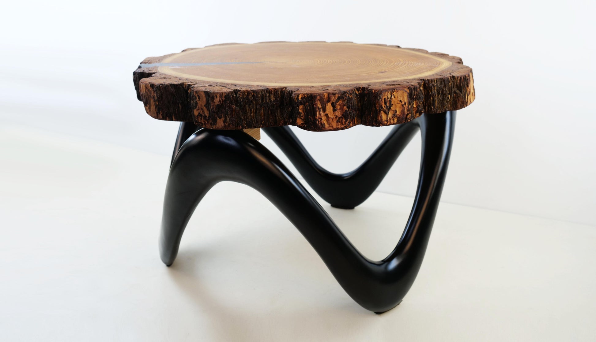 Massivholz-Couchtisch Nordic Wave aus Douglasie mit Epoxidharz-Einsatz, kunstvoll inszeniert in einem modernen Wohnraum – ein einzigartiges Luxusmöbelstück in Handwerksqualität.