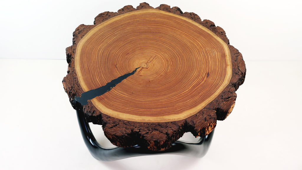 Draufsicht auf die Tischplatte des Nordic Wave Couchtischs aus Douglasie mit dunklem Epoxidharz – zeigt die natürliche Maserung und die handgefertigte Oberfläche eines hochwertigen Designprodukts.