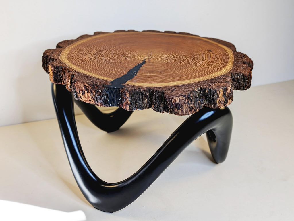 Nordic Wave Couchtisch aus Douglasie mit Epoxidharz-Einsatz und fließender Form, aus schräger Perspektive fotografiert – ein einzigartiges Möbelstück mit Charakter und Handwerkskunst.