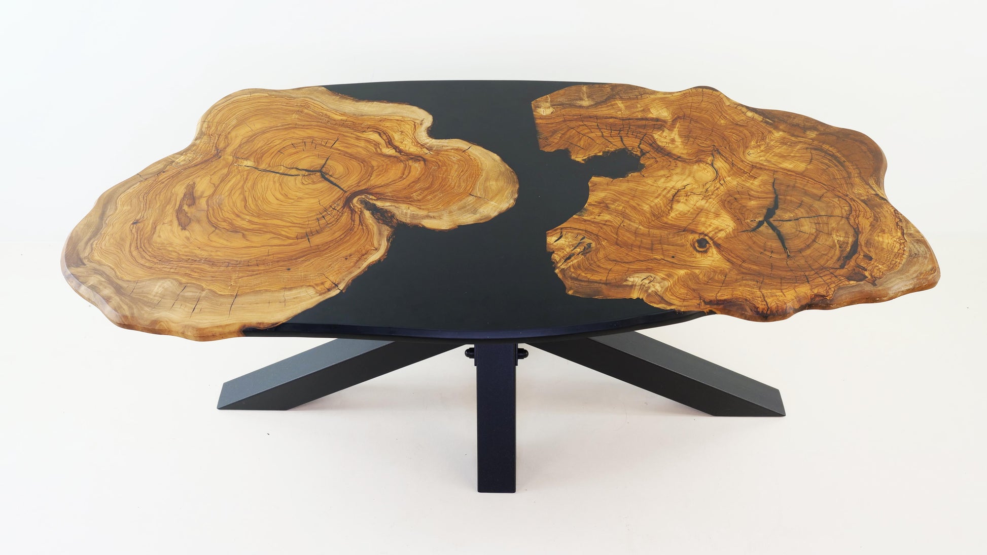 Olivium Noir Designprodukt – exklusiver Couchtisch aus 600 Jahre altem Olivenholz, technische Präzision trifft Handwerkskunst im minimalistischen Metallgestell by Steigerwood
