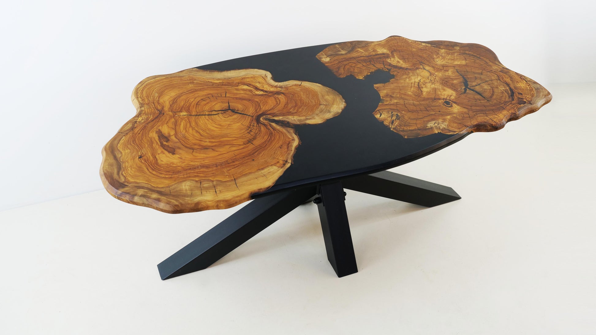 Olivium Noir Luxusmöbel – einzigartiger Couchtisch mit mediterraner Geschichte, Massivholz und Epoxidharz in perfekter Balance für stilvolle Wohnräume by Steigerwood