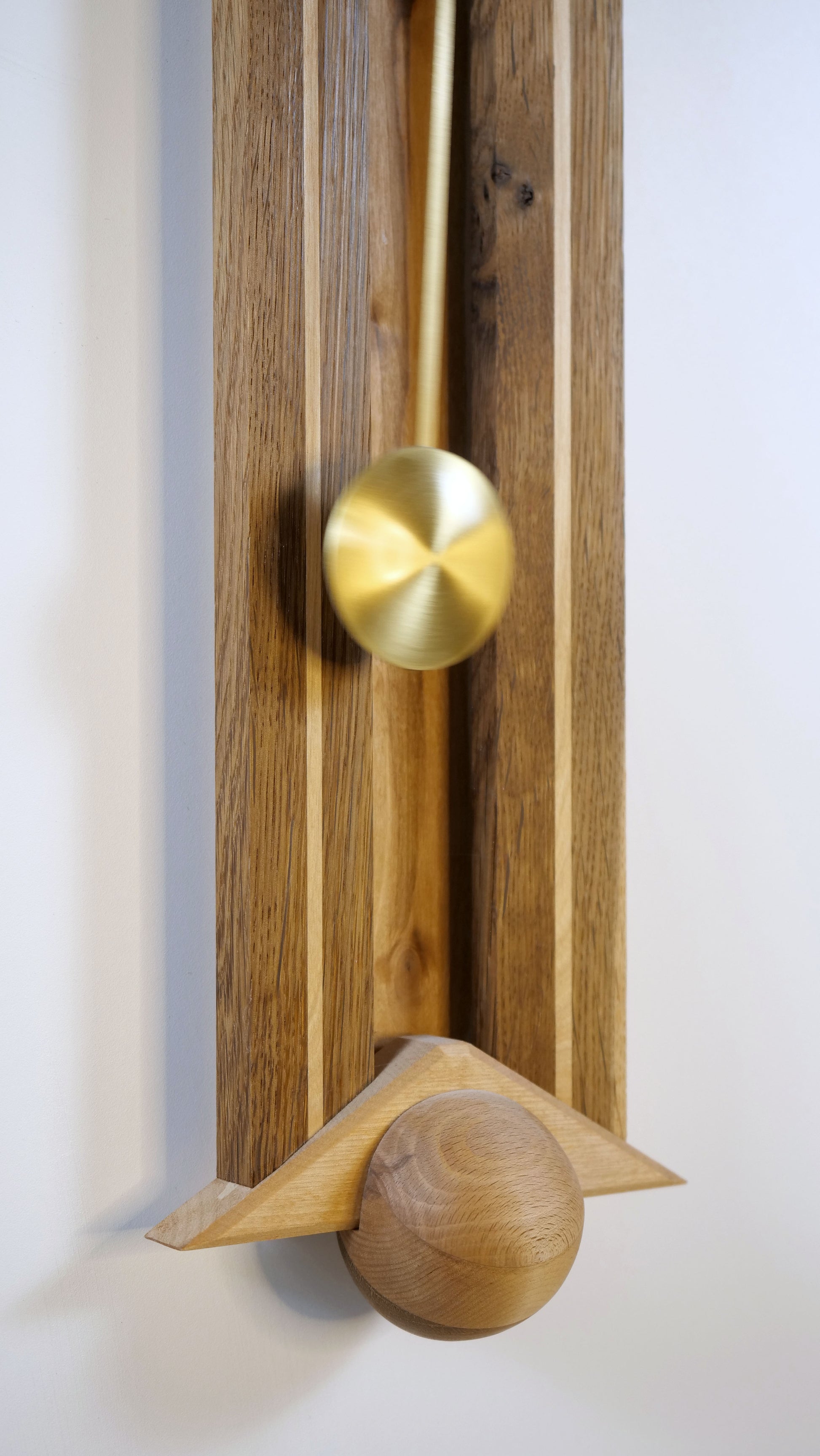 Pendula Pendeluhr Nahaufnahme unten – Pendel und Holzverbindung in meisterhafter Verarbeitung, stilvolles Wohnaccessoire by Steigerwood