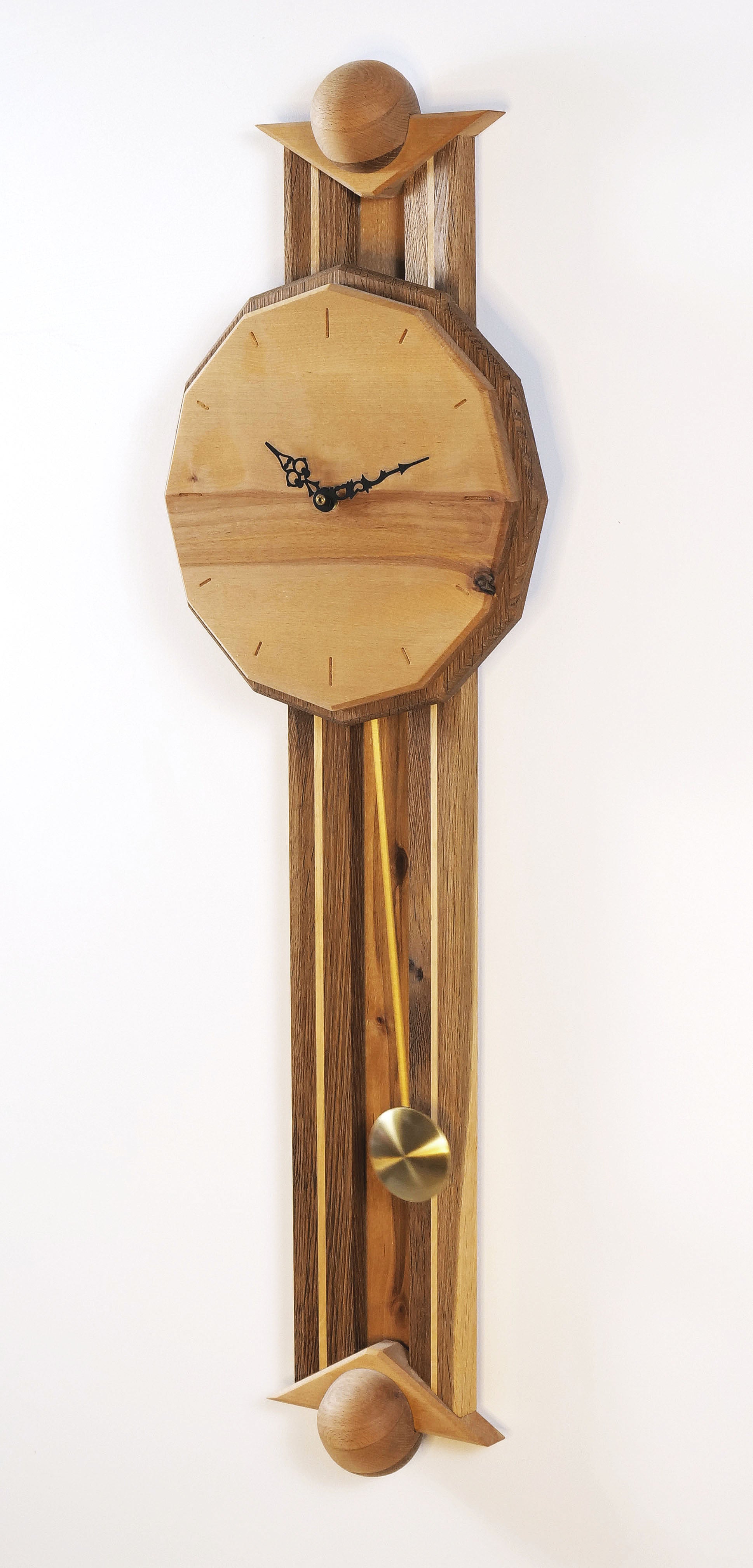 Pendula Pendeluhr seitlich – handgefertigtes Einzelstück aus Massivholz mit klassisch-modernem Design by Steigerwood