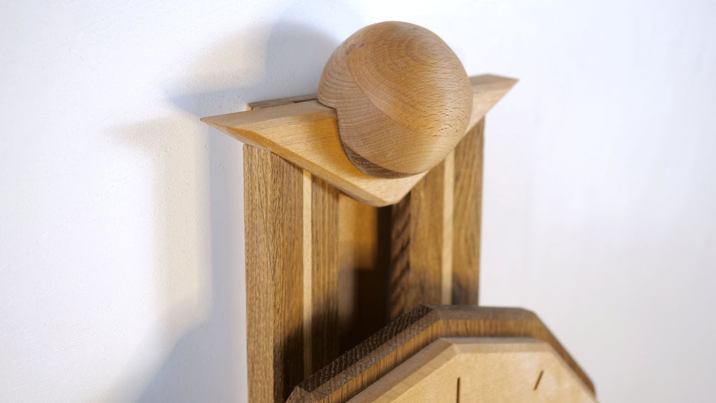 Pendula Pendeluhr Nahaufnahme oben – Massivholz mit feiner Fase, elegantes Design und hochwertige Materialien by Steigerwood