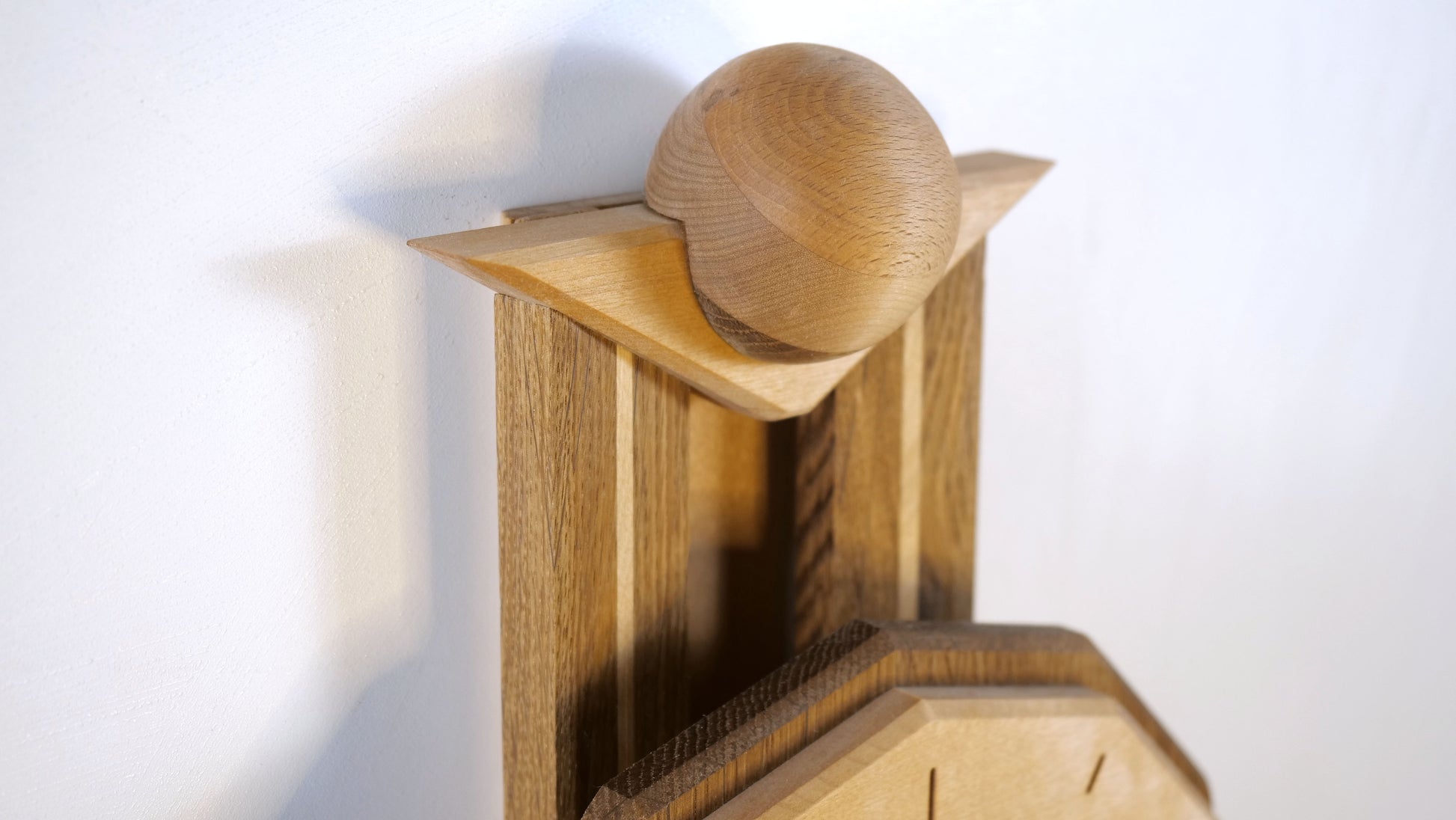 Pendula Pendeluhr Nahaufnahme oben – Massivholz mit feiner Fase, elegantes Design und hochwertige Materialien by Steigerwood