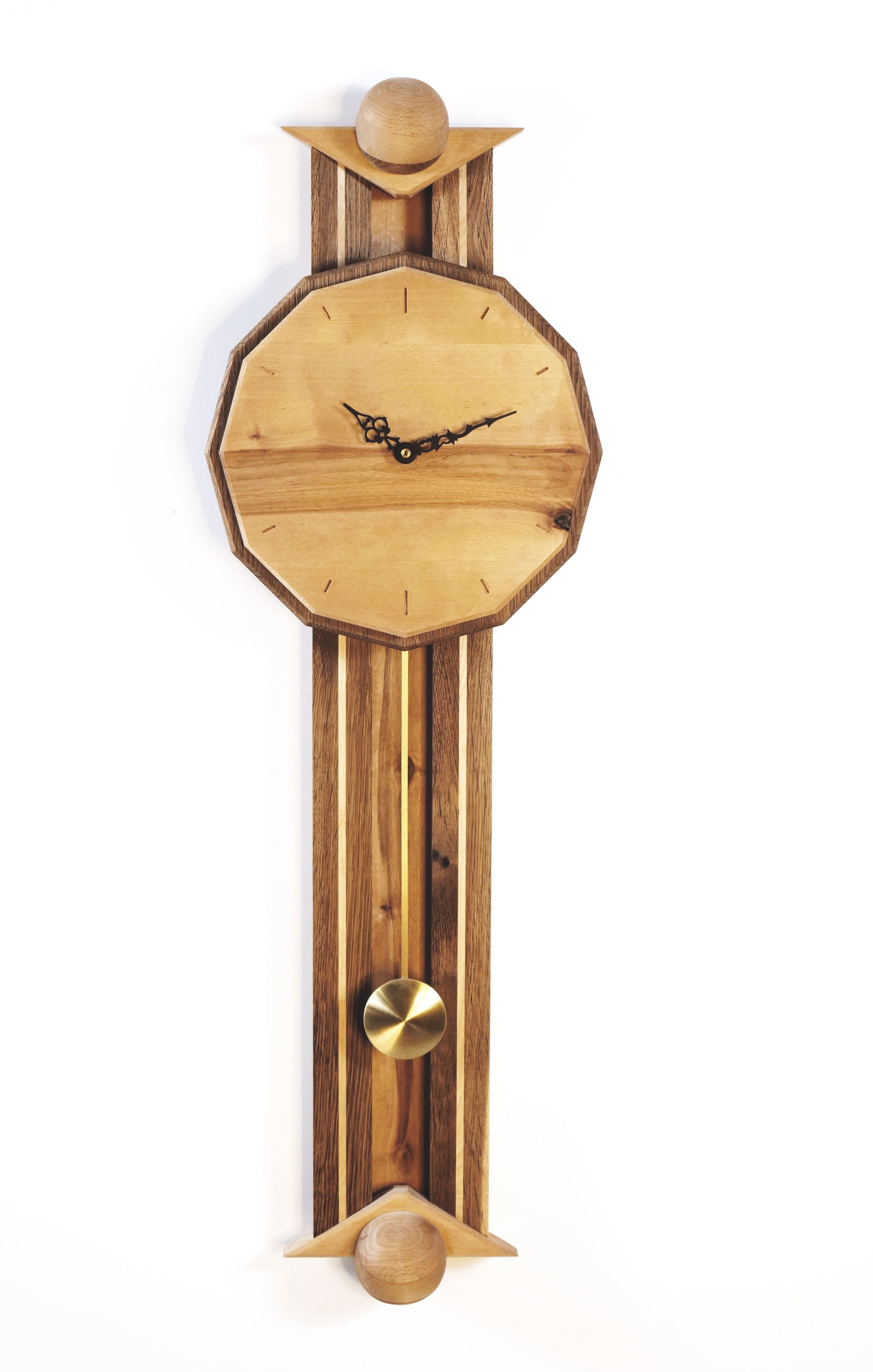 Pendula Pendeluhr frontal – geräucherte Eiche und helle Birke im eleganten Kontrast, Designprodukt mit Pendel by Steigerwood