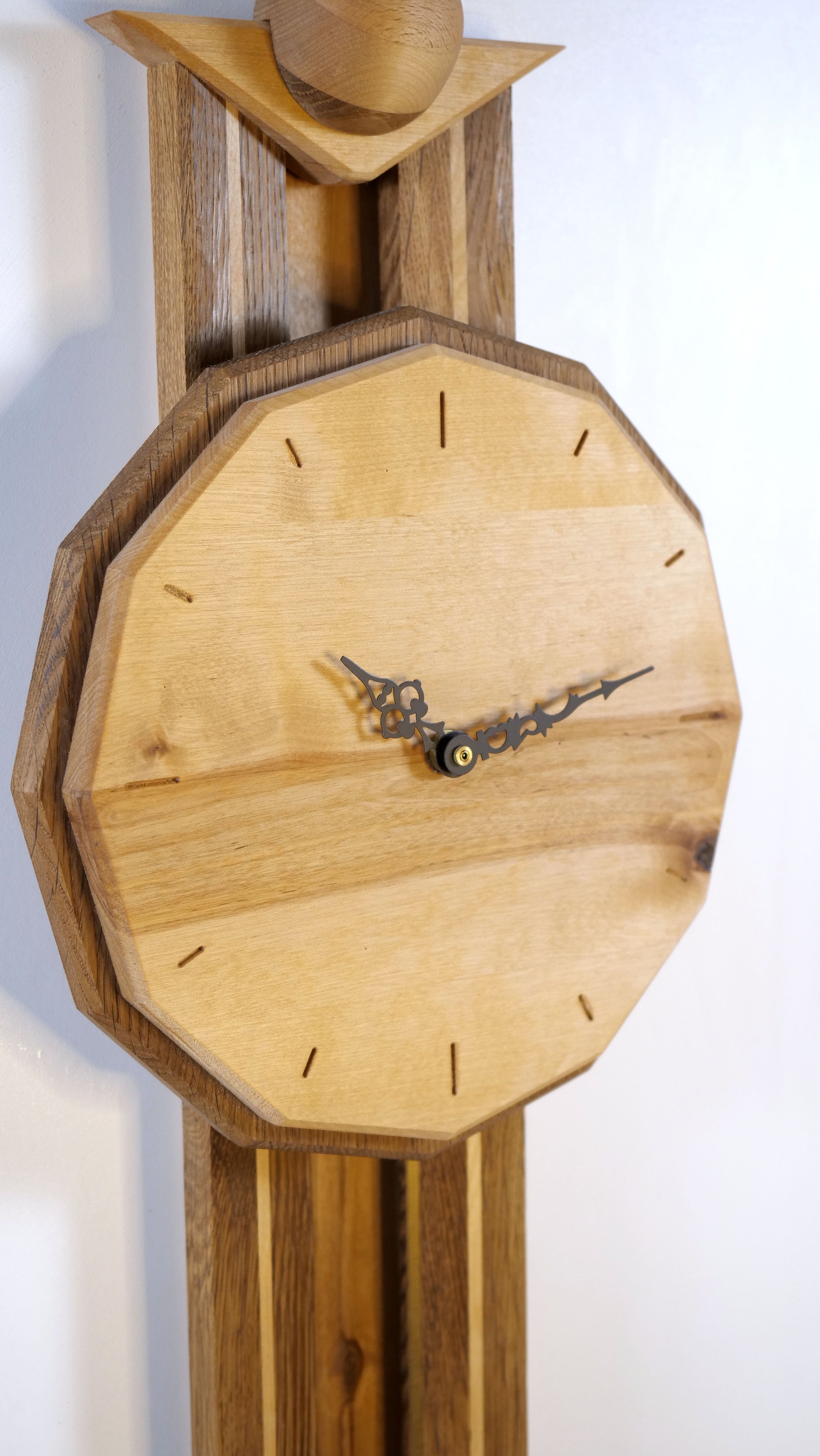 Pendula Pendeluhr perspektivisch – Designprodukt mit Pendel aus geräucherter Eiche und heller Birke by Steigerwood