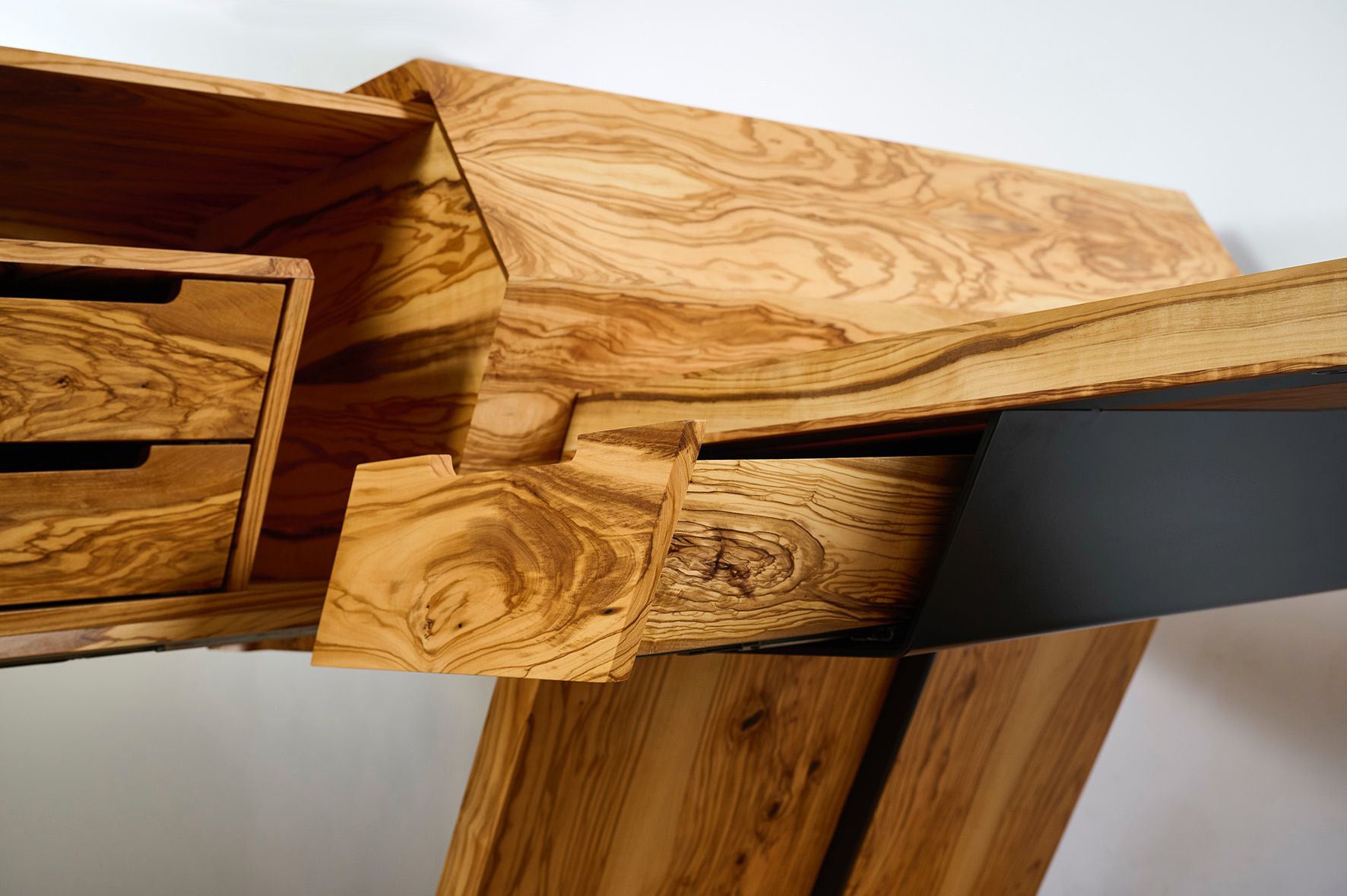 Terra Vero Massivholz-Schreibtisch mit architektonischem Stahlfuß und ausdrucksstarker Holzmaserung, Seitenperspektive – ein exklusives Möbelunikat für visionäre Raumgestaltung by Steigerwood.