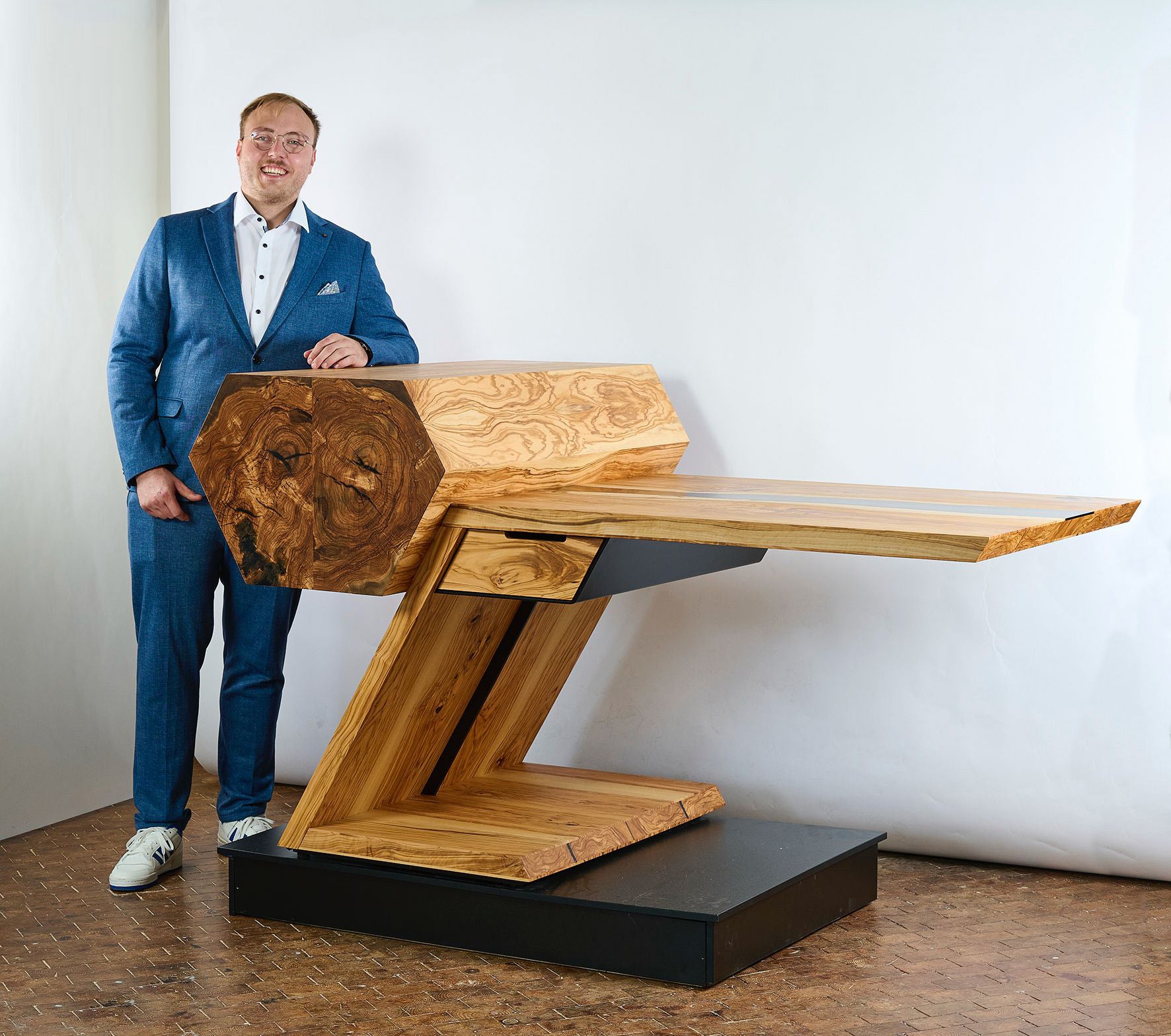 Terra Vero Luxusmöbel mit geometrischem Schubkasten und architektonischer Leichtigkeit, Seitenansicht – ein einzigartiges Designprodukt für stilvolle Arbeitsräume by Steigerwood.