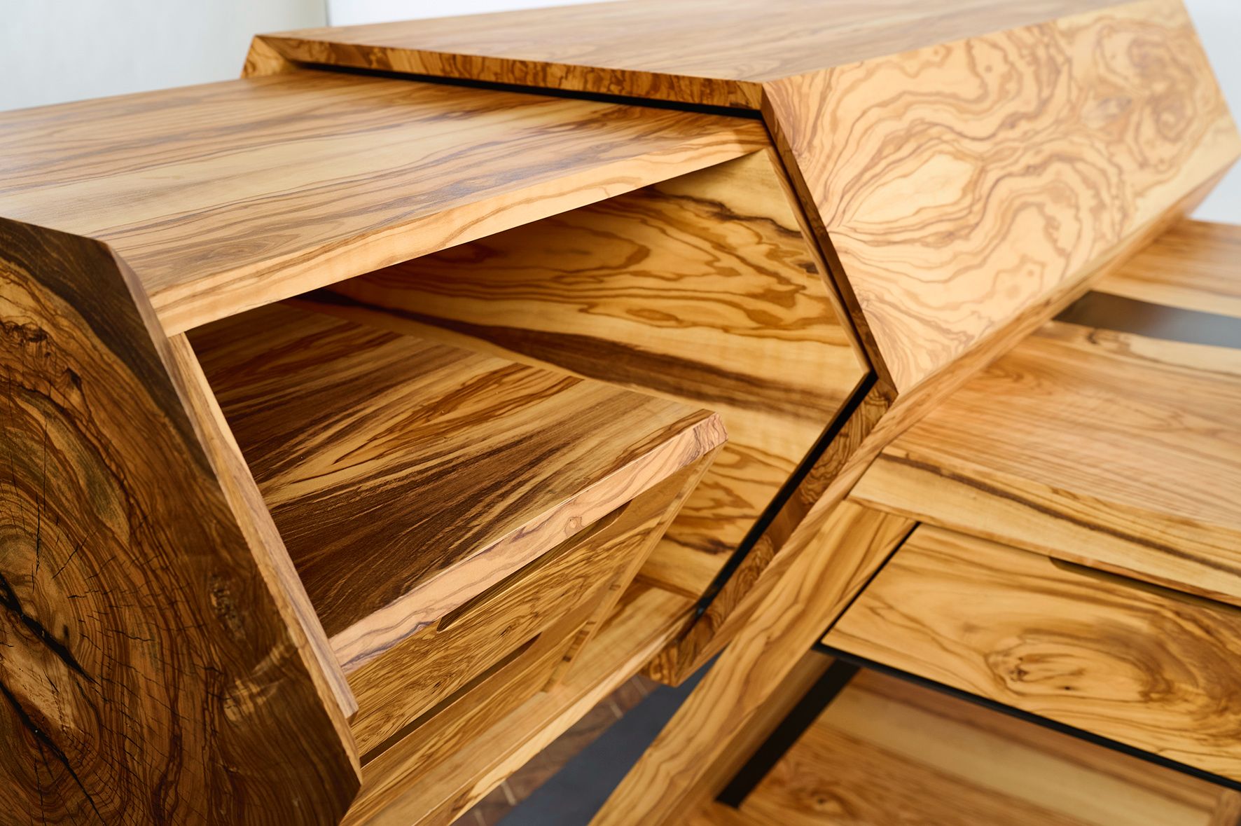 Terra Vero Schreibtisch aus Olivenholz mit raffinierter Formgebung, perspektivisch fotografiert – ein hochwertiges Möbelstück mit emotionaler Tiefe und individueller Ausstrahlung by Steigerwood.