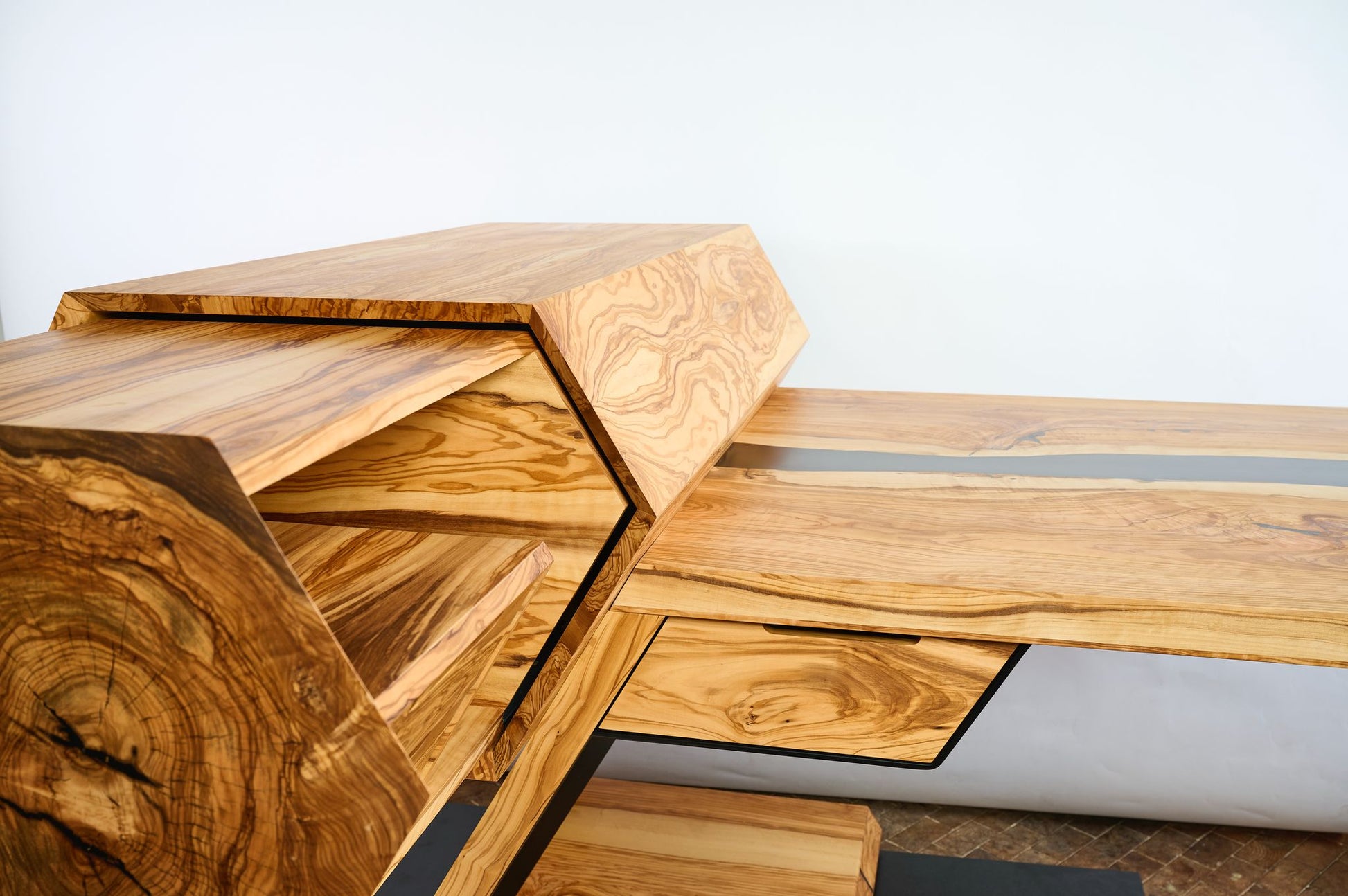 Terra Vero Schreibtisch aus hochwertigem Olivenholz mit ausdrucksstarker Maserung, von oben fotografiert – ein einzigartiges Massivholz-Designprodukt in meisterlicher Handwerkskunst by Steigerwood.