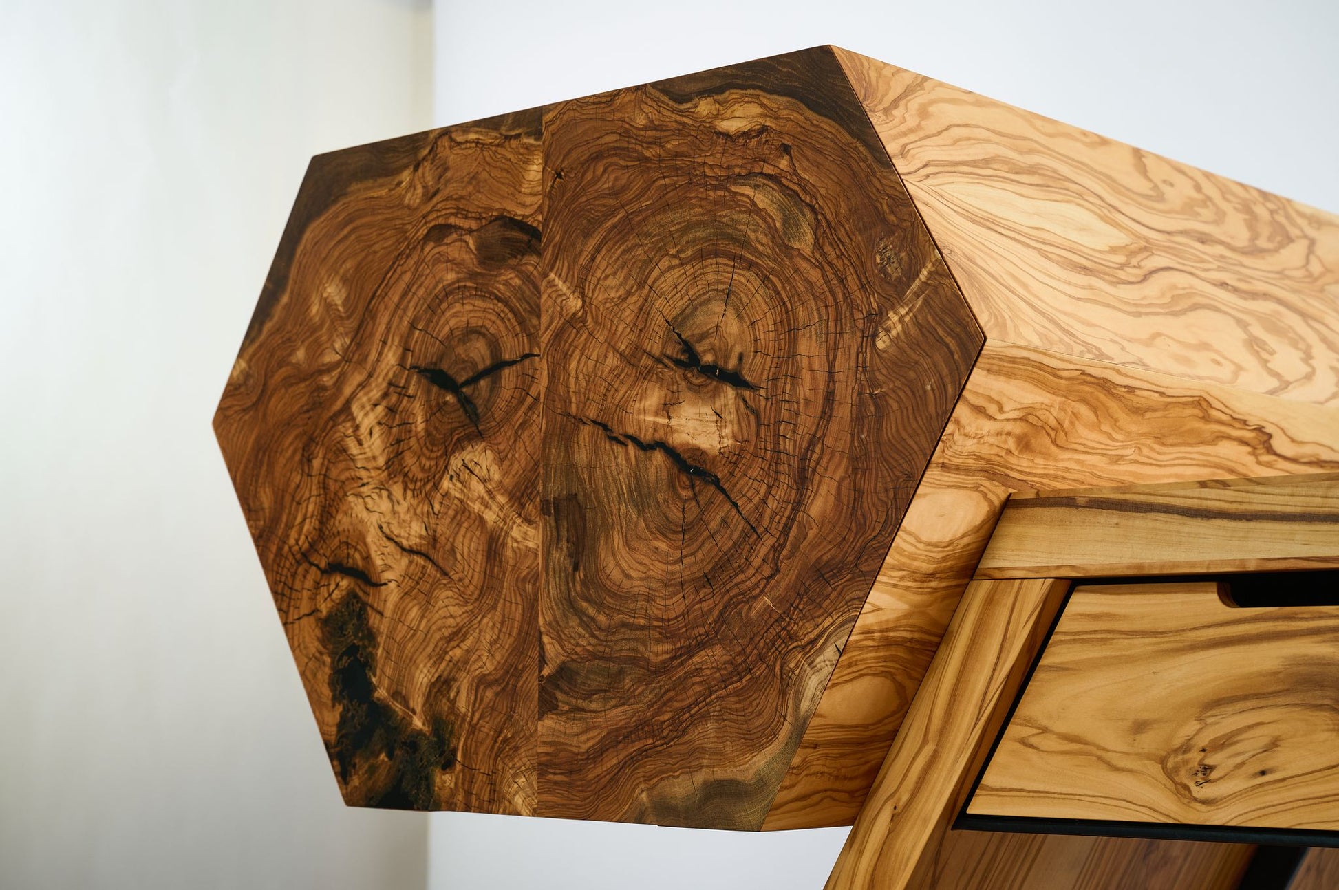 Terra Vero Design-Schreibtisch mit sechseckigem Schubkasten und clever integrierten Innenfächern, schräg perspektivisch – ein Ausdruck von funktionaler Handwerkskunst und Individualität by Steigerwood.