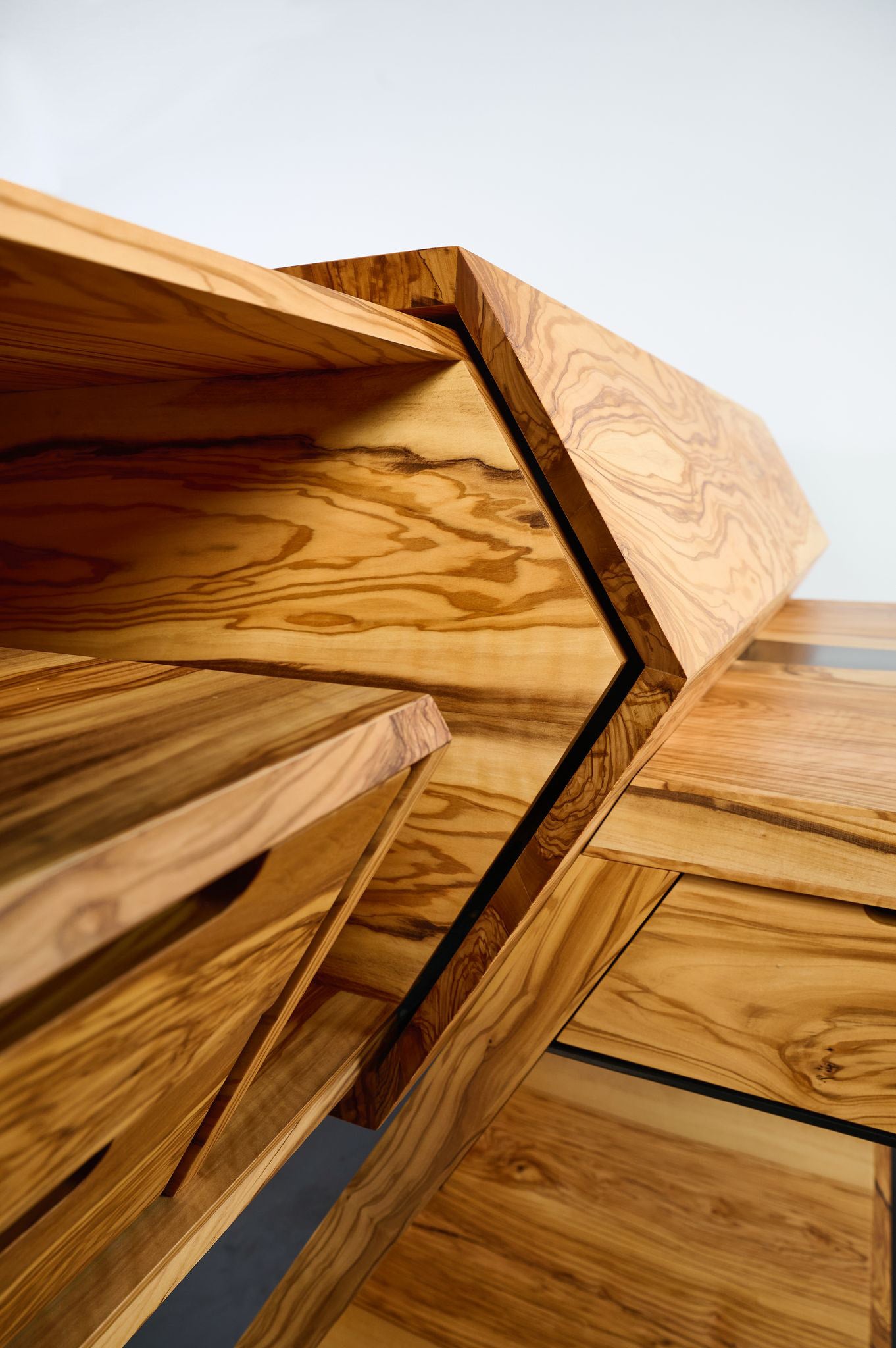 Terra Vero einzigartiger Schreibtisch mit skulpturaler Form, geometrischem Schubkasten und architektonischer Präzision, schräg perspektivisch fotografiert – ein Luxusmöbel voller Charakter und Designästhetik by Steigerwood.