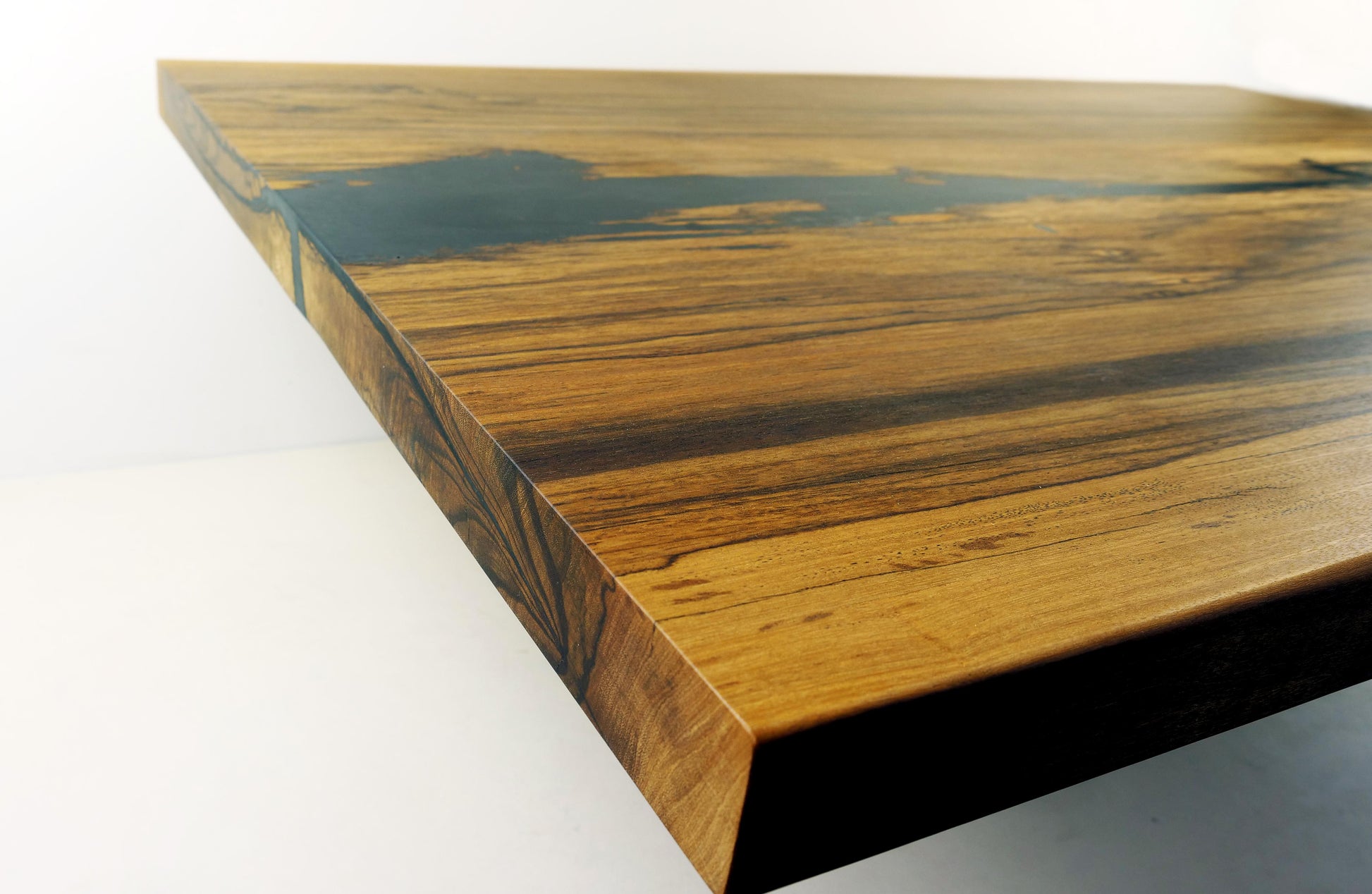White Ebony Tischplatte seitlich – Massivholz mit schwarzem Epoxidharz, geometrisch und stilvoll by Steigerwood