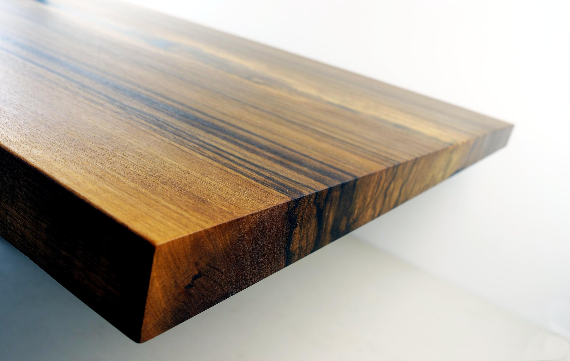 White Ebony Tischplatte perspektivisch – Epoxidharz und Holz in perfekter Balance, modernes Luxusmöbel by Steigerwood