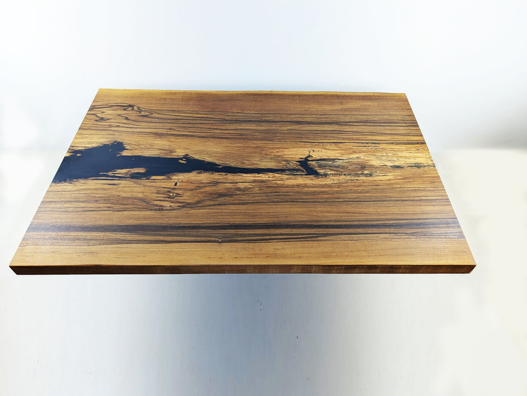 White Ebony Tischplatte von oben – grafische Struktur, kontrastreiche Maserung und handwerkliche Präzision by Steigerwood