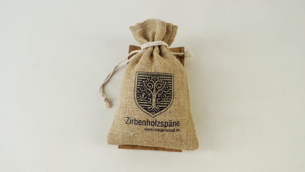 Zirbenholzspäne im Baumwollsäckchen – 40 g aus den österreichischen Alpen, ideal für Raumklima, natürlichen Duft und besseren Schlaf. Ein kleines Stück Handwerkskunst für bewusste Wohnkultur.