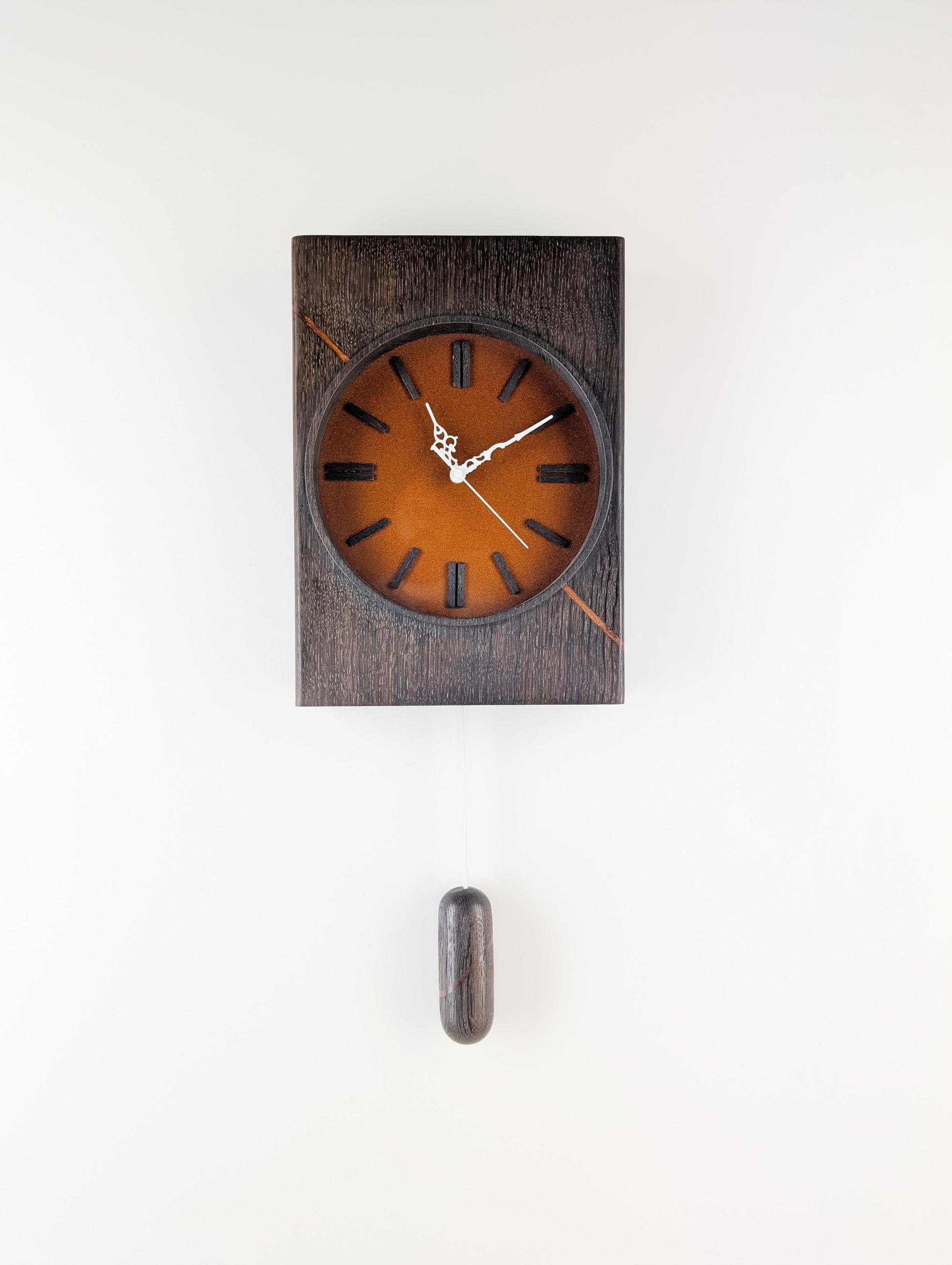 Frontansicht der Design-Wanduhr Kupferzeit von Steigerwood – handgefertigt aus geräucherter Eiche mit kupferfarbenem Epoxidharz-Inlay und weißem Zeiger